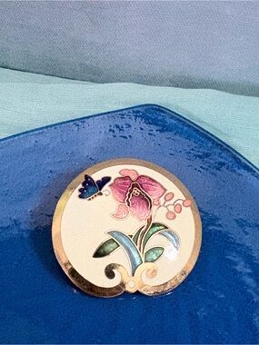 Vintage SG Sea Gems Cloisonné Enamel Floral & Butterfly Pendant e Gold-tone Trim